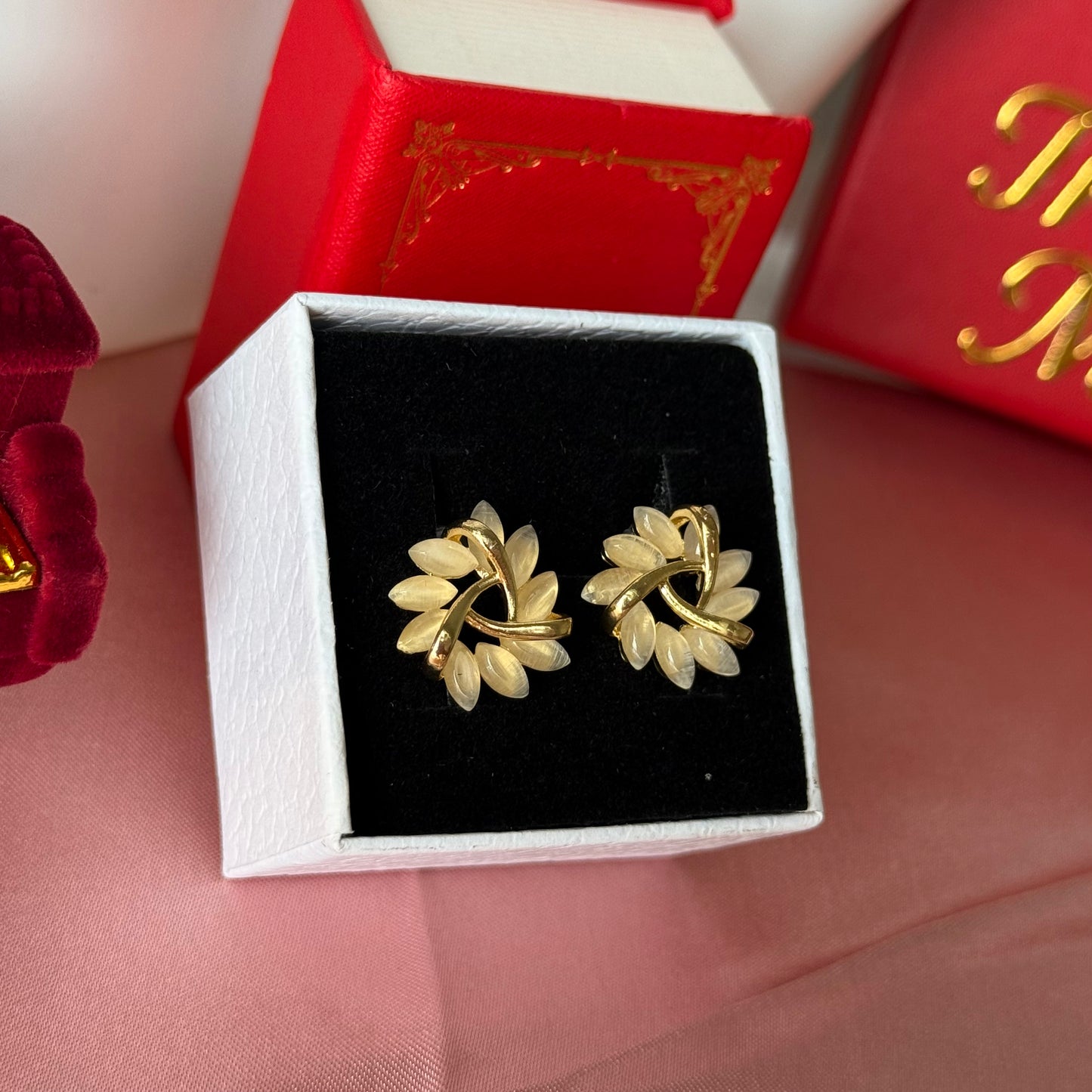 Сat eye stud earrings
